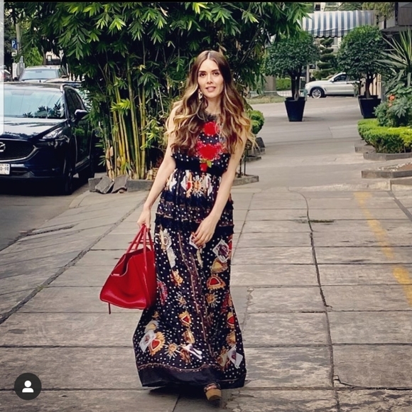 Aleandmartin boutique Beautiful dress is long 5'8 - Picture 1 of 2